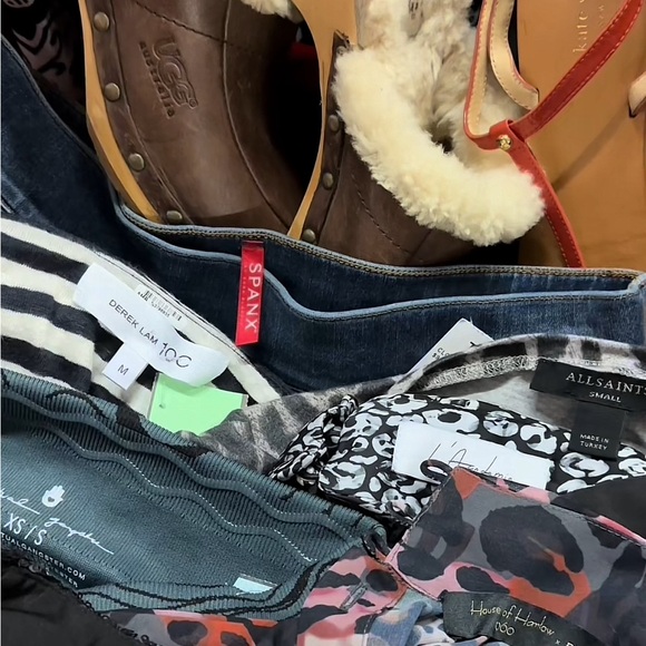 🪩 I’m LIVE 😀 like to be notified when! 🪩 - Picture 2 of 5